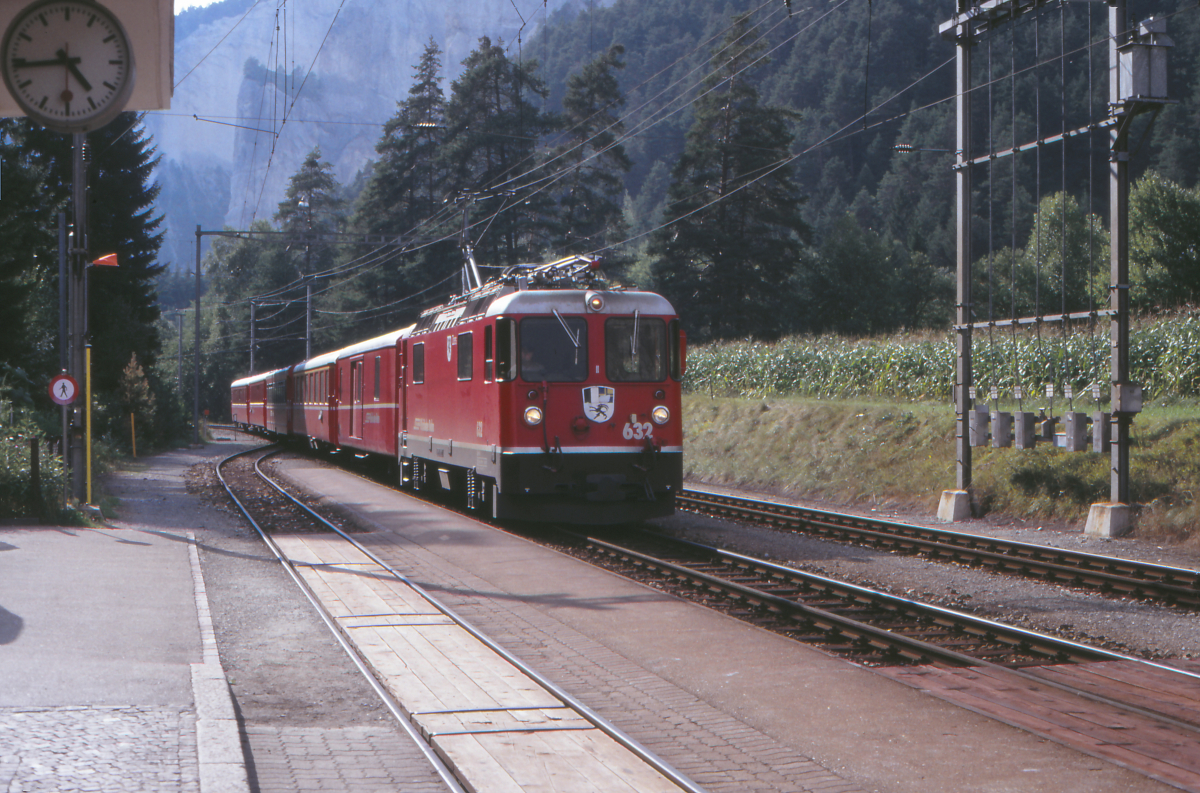Pünktlich fährt die Ge 4/4 II 632 der Rhätischen Bahn mit ihrem Regionalzug Disentis - Chur in Versam-Safien ein. Die Fahrt verläuft entlang der imposanten Schlucht des Vorderrheins - die Felsen im Hintergrund geben davon eine Ahnung.
Versam-Safien, Graubünden, 27. August 1990; Canon A1, Canoscan, Gimp