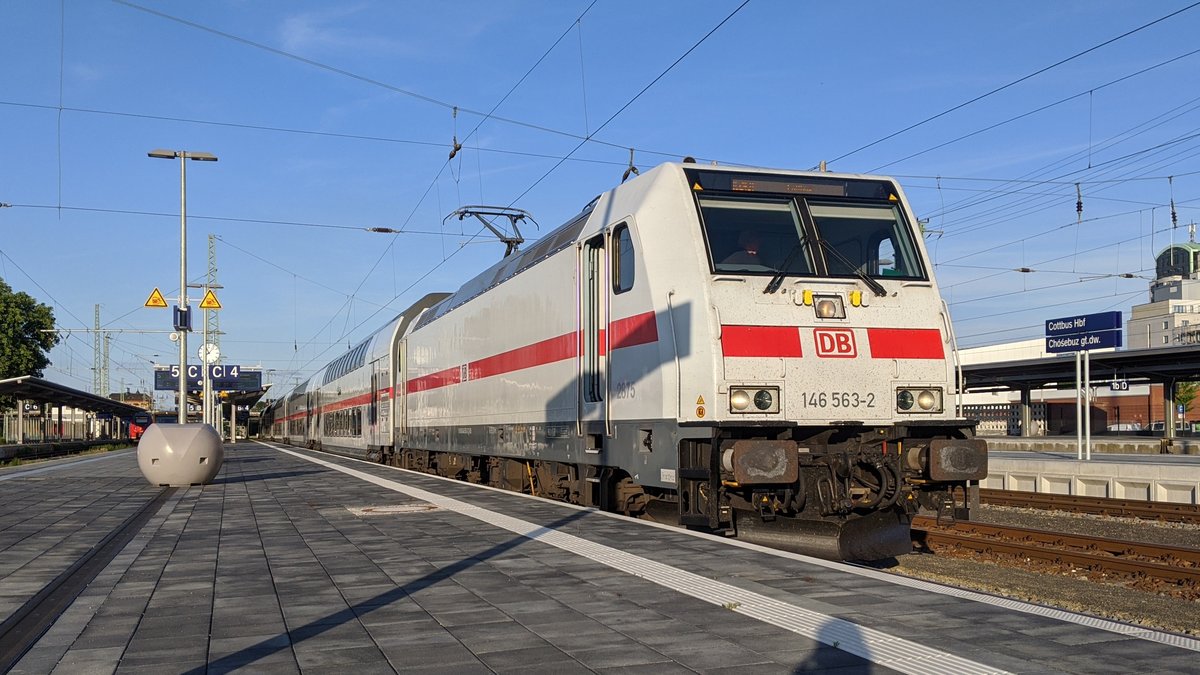 Pünktlich kam am 15.06.2020 der IC2431 Inden Bahnhof von Cottbus eingefahren.Er kam aus Emden Außenhafen und geht nun in die Abstellung. Als Lok dient 146 563-2.
