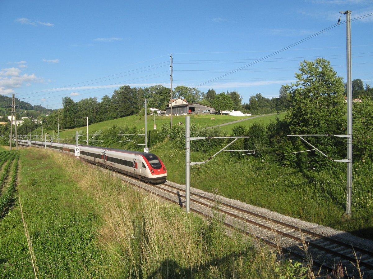 Pünktlich kommt um 19:12 der IC 5 mit den Triebzügen RABDe 500 024  Ernest von Stockalper  (führend) und RABDe 500 018  Adolf Wölfli  von der Sittertobelbrücke an unserem Fotostandpunkt vorbei und streben Richtung Gossau in den Sonnenuntergang.

Foto: Luka Streck

St. Gallen Neuhof, 04.07.2020