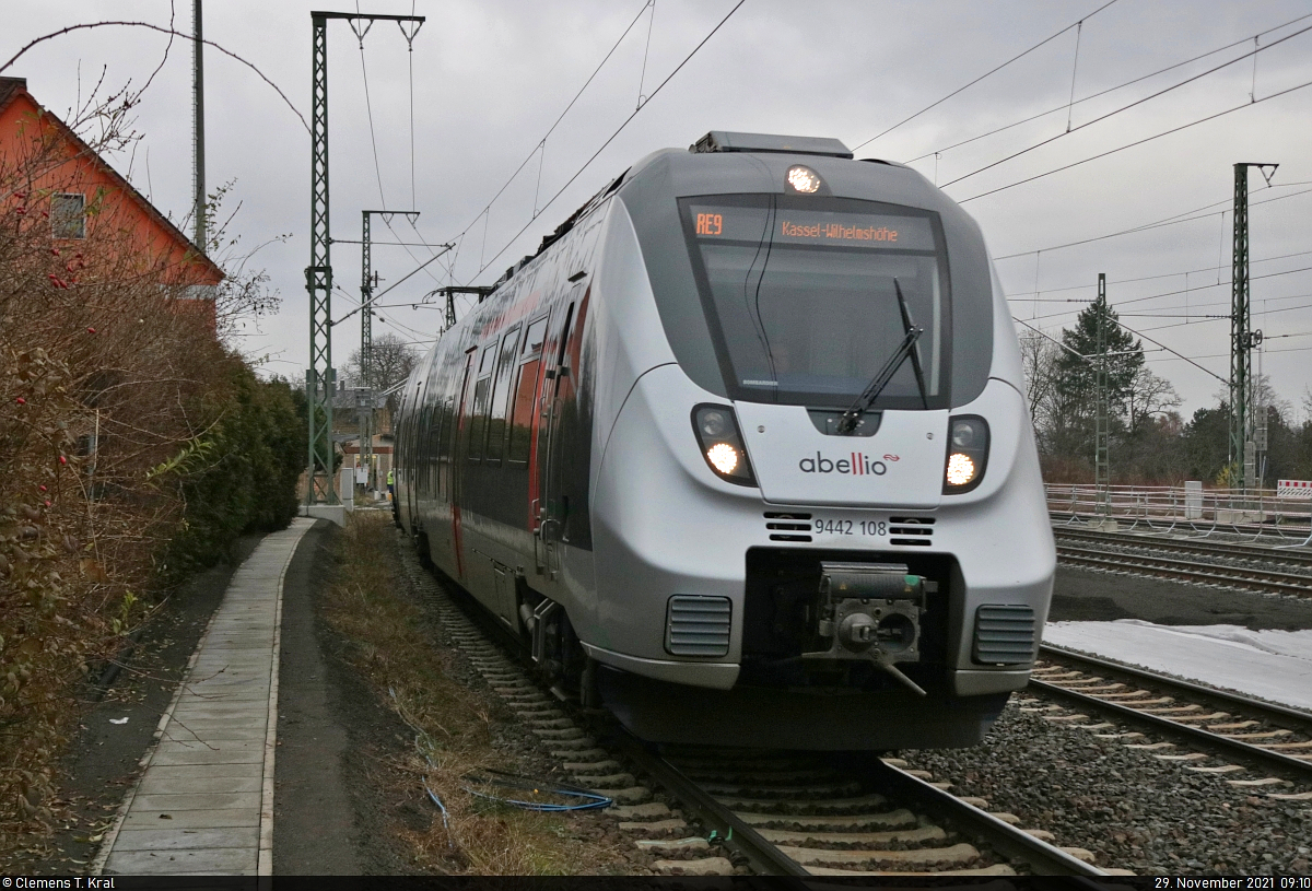 Pünktlich und mit Ks 1 durchfährt einer der ersten RE nach ESTW-Inbetriebnahme mit 9442 108 (Bombardier Talent 2) den Bahnhof Angersdorf auf Gleis 1. Die RB hatte hingegen noch mit Kinderkrankheiten zu kämpfen.
Aufgenommen am Ende des Bahnsteigs 1.

🧰 Abellio Rail Mitteldeutschland GmbH
🚝 RE 74704 (RE9) Halle(Saale)Hbf–Kassel-Wilhelmshöhe
🚩 Bahnstrecke Halle–Hann. Münden (KBS 590)
🕓 29.11.2021 | 9:10 Uhr