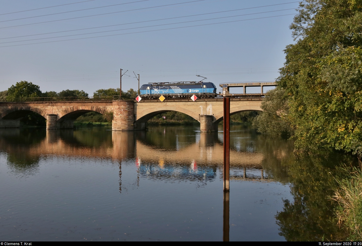 Pünktlich nachdem ein Motorboot wieder eine Spiegelung der Saalebrücke in Halle-Wörmlitz vereitelte, überquert 383 005-6  Quer durch Europa  (Siemens Vectron) mit ihren leeren Autotransportwagen der BLG Logistics Group AG & Co. KG jenen Fluss Richtung Angersdorf.

🧰 ČD Cargo, a.s.
🚩 Bahnstrecke Halle–Hann. Münden (KBS 590)
🕓 11.9.2020 | 17:20 Uhr

Bild durchlief die Selbstfreischaltung (Pfeiler im Vordergrund).