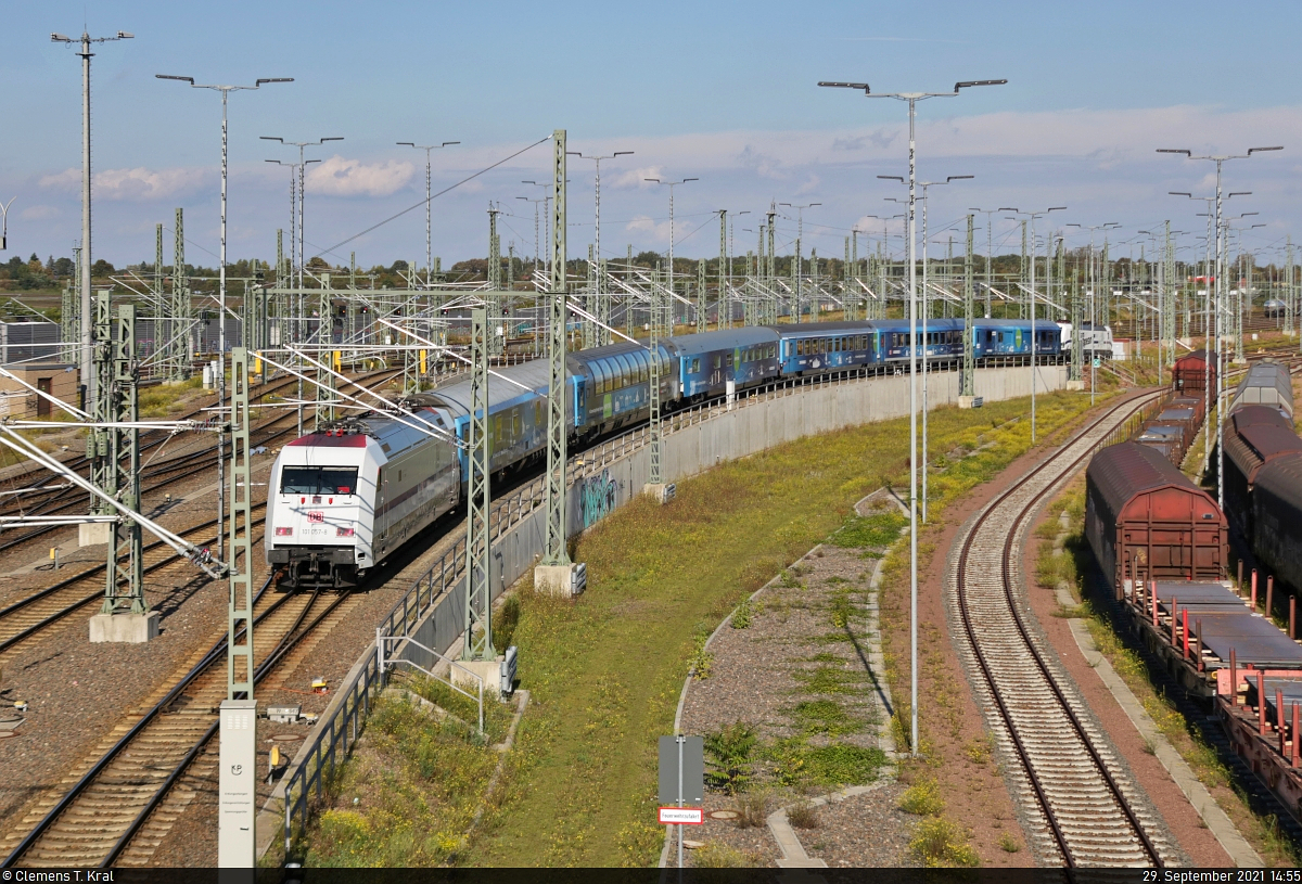 Pünktlich schlängelt sich der  Connecting Europe Express  (CEE) aus der Zugbildungsanlage (ZBA) Halle (Saale), um der Bundeshauptstadt Berlin entgegenzusteuern. Auch wenn die Sicht durch den Mastenwald eingeschränkt ist, macht hier die Dynamik des Ablaufberges das Bild aus.
Aufgenommen von der Berliner Brücke.

🧰 DB Fernverkehr | DB Cargo
🕓 29.9.2021 | 14:55 Uhr