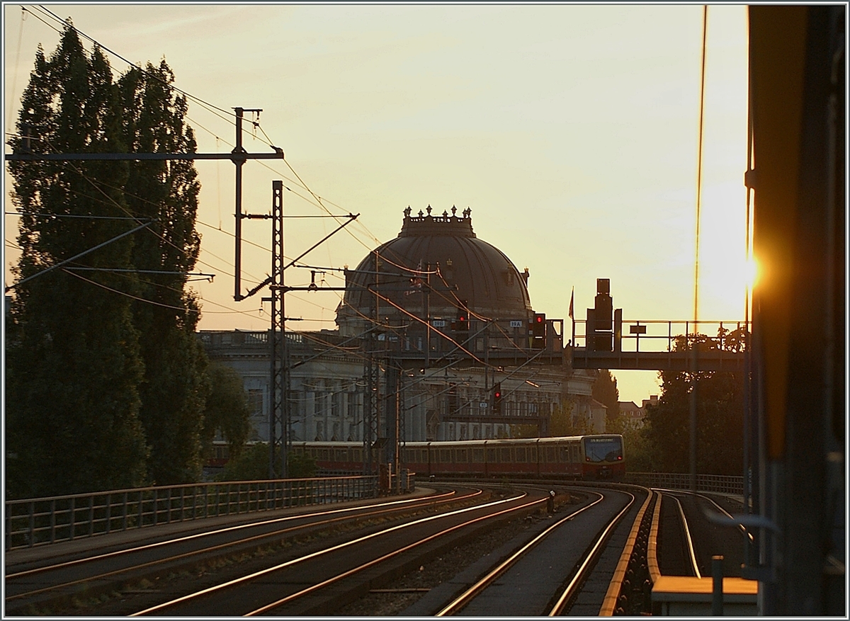 Pünktlich wie die Eisenbahn! - Mit diesem Stimmungsbild von der Berlin Stadtbahn möchte ich der Berliner S-Bahn zu ihrem exzellenten Pünktlichkeitswert von 96.1 Prozent vom letzten Jahr (2019) gratulieren. 

Datum der Bildaufnahme: 17. September 2012

