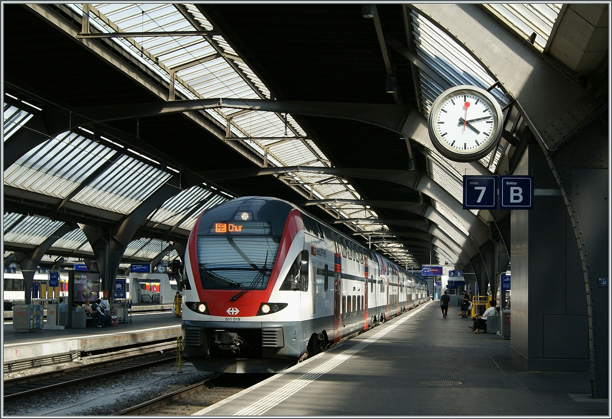  Pünktlich wie die Eisenbahn  - der RABe 511 019 verlässt als RE 5079 nach Chur verlässt Zürich  HB; links im Bild eine der faszinierenden, 1941 kreierten, SBB Bahnhofsuhren. 
6. Juni 2015