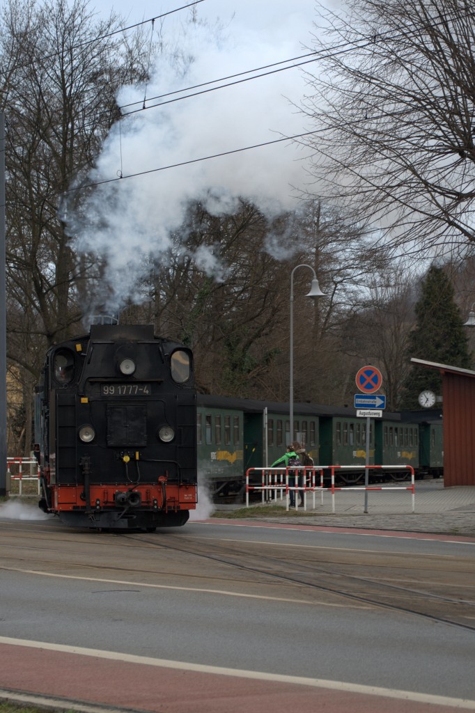 Pünktlich, wie  fast an jedem Schultag, 99 1777 - 4 mit dem Personenzug nach Radebeul  Ost  am Weißen Roß. 17.03.2014 06:56 Uhr.