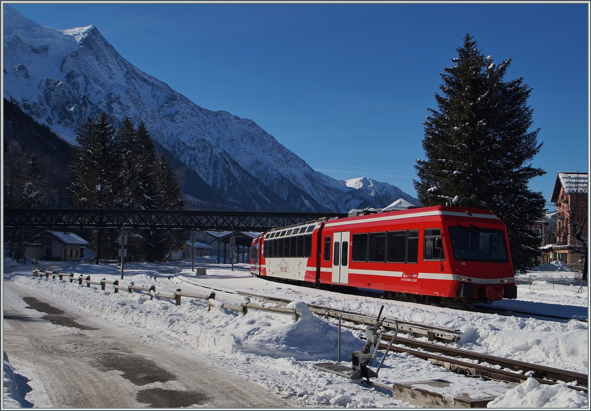 Pünktlich zur Abfahrt des Triebzuges 94 87 0001 854-2 F SNCF, der als TER 18911 von Chamonix Mont Blanc nach Vallorcine fährt, erreichten die Sonnestrahlen endlich den nördlichen Bahnhofskopf.
10. Feb. 2015