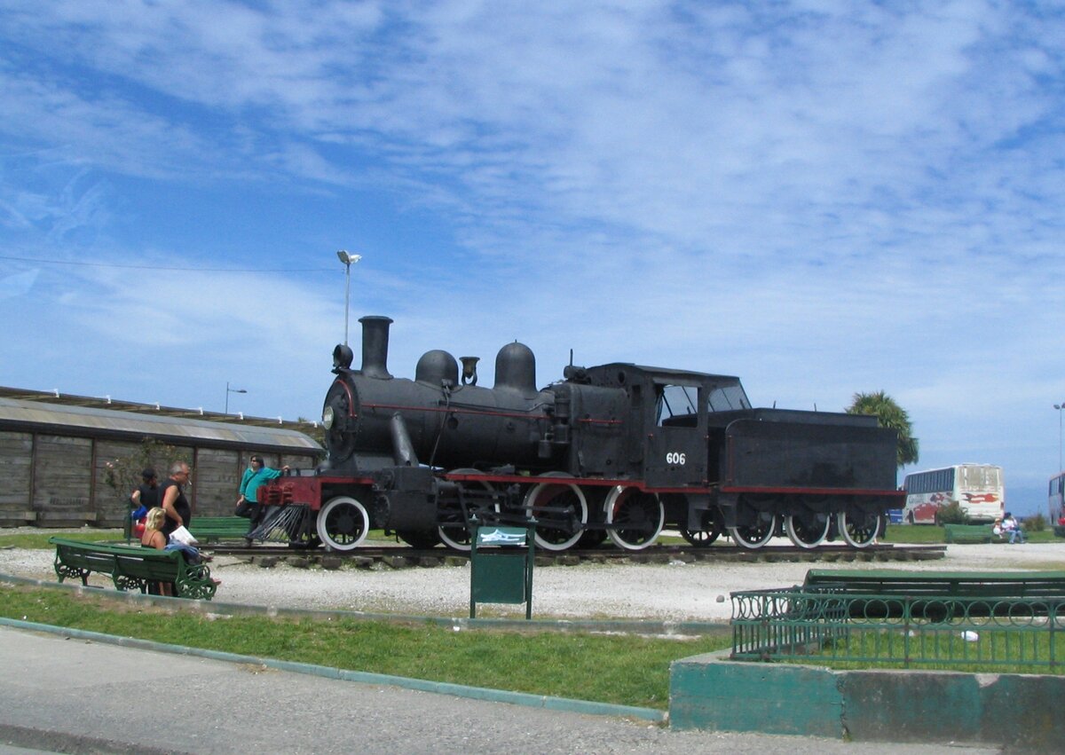 Puerto Montt Plaza De Los Trenes im Januar 2006, es soll wohl ein Denkmal sein für die Zeit, als es in der Stadt noch einen Bahnhof gab.
Es handelt sich um die Lokomotive  Quepe  #478 Typ 55