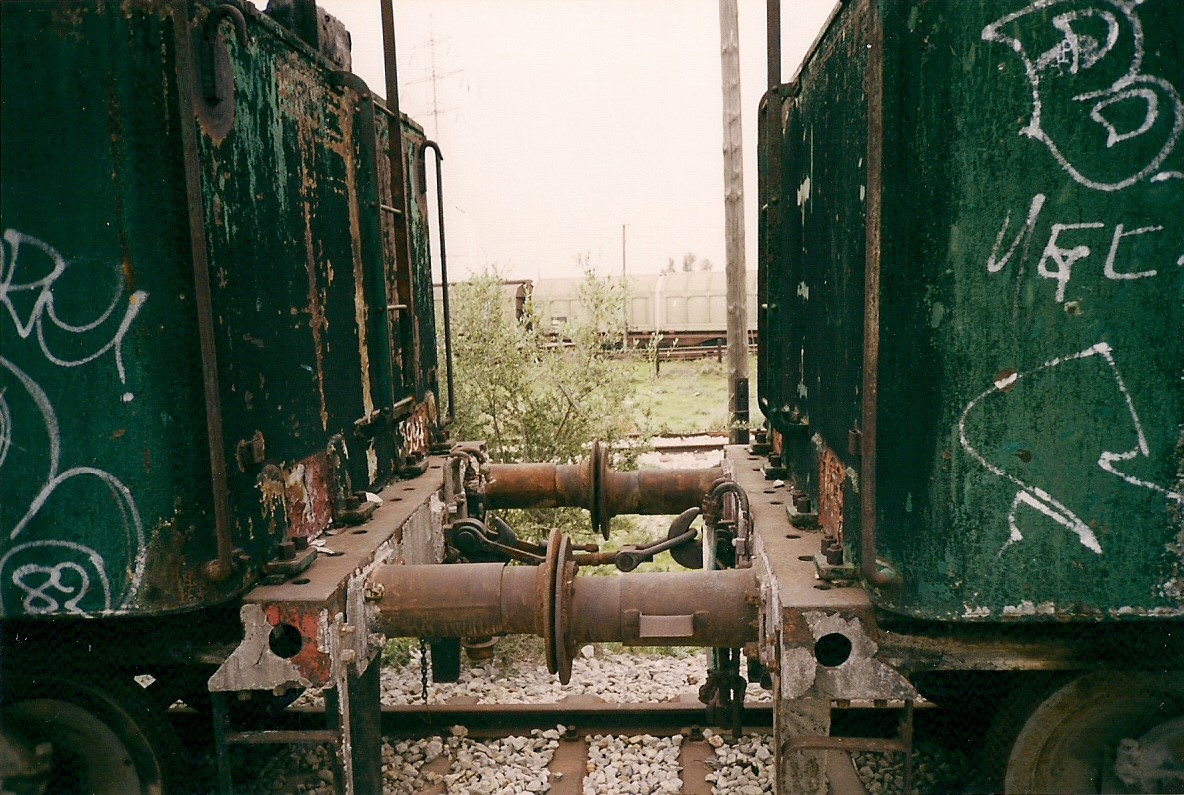 Puffer & Schraubenkupplungen der Dampflokomotiven der Baureihe LAMDA GAMMA (Λγ auf Griechisch) mit Bezeichnung 994 + 995 der OSE (Griechische Staatsbahn) im Bahnhof Acharnai, April 2002. Diese Dampfloks sind von BALDWIN in den Vereinigten Staaten (U.S.A.) in 1947 hergestellt worden