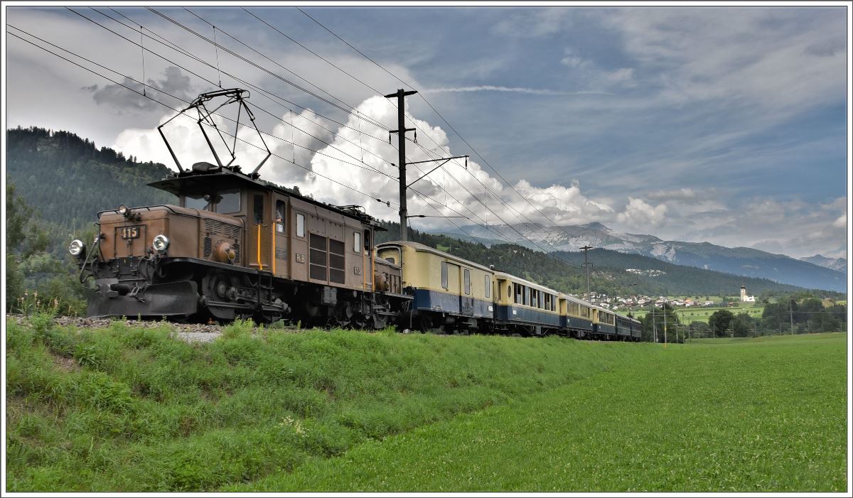 Pullmann Express - Private de Luxe Train 2140 mit Ge 6/6 I 415 von St.Moritz nach Disentis (-Zermatt)bei Castrisch mit dem Dorf Sagogn im Hintergrund. (21.07.2017)