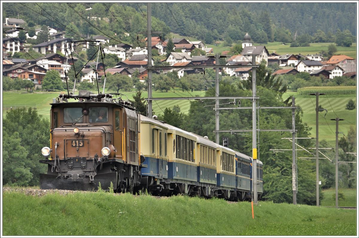 Pullmann Express - Private de Luxe Train 2140 mit Ge 6/6 I 415 von St.Moritz nach Disentis (-Zermatt)bei Castrisch mit dem Dorf Sagogn im Hintergrund. (21.07.2017)