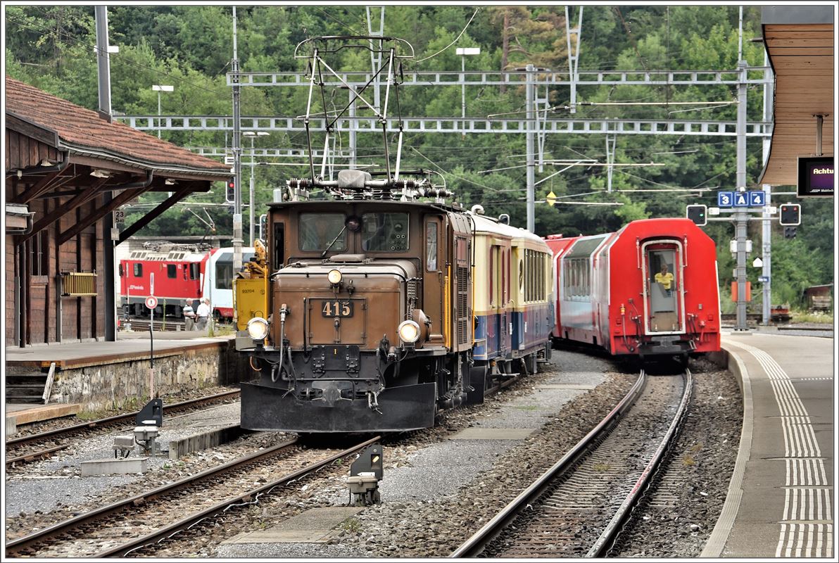 Pullmann Express - Private de Luxe Train 2140 mit Ge 6/6 I 415 von St.Moritz nach Disentis (-Zermatt)in Reichenau-Tamins, wo die Kreuzung mit GlacierExpress 900 abgewartet wird. (21.07.2017)