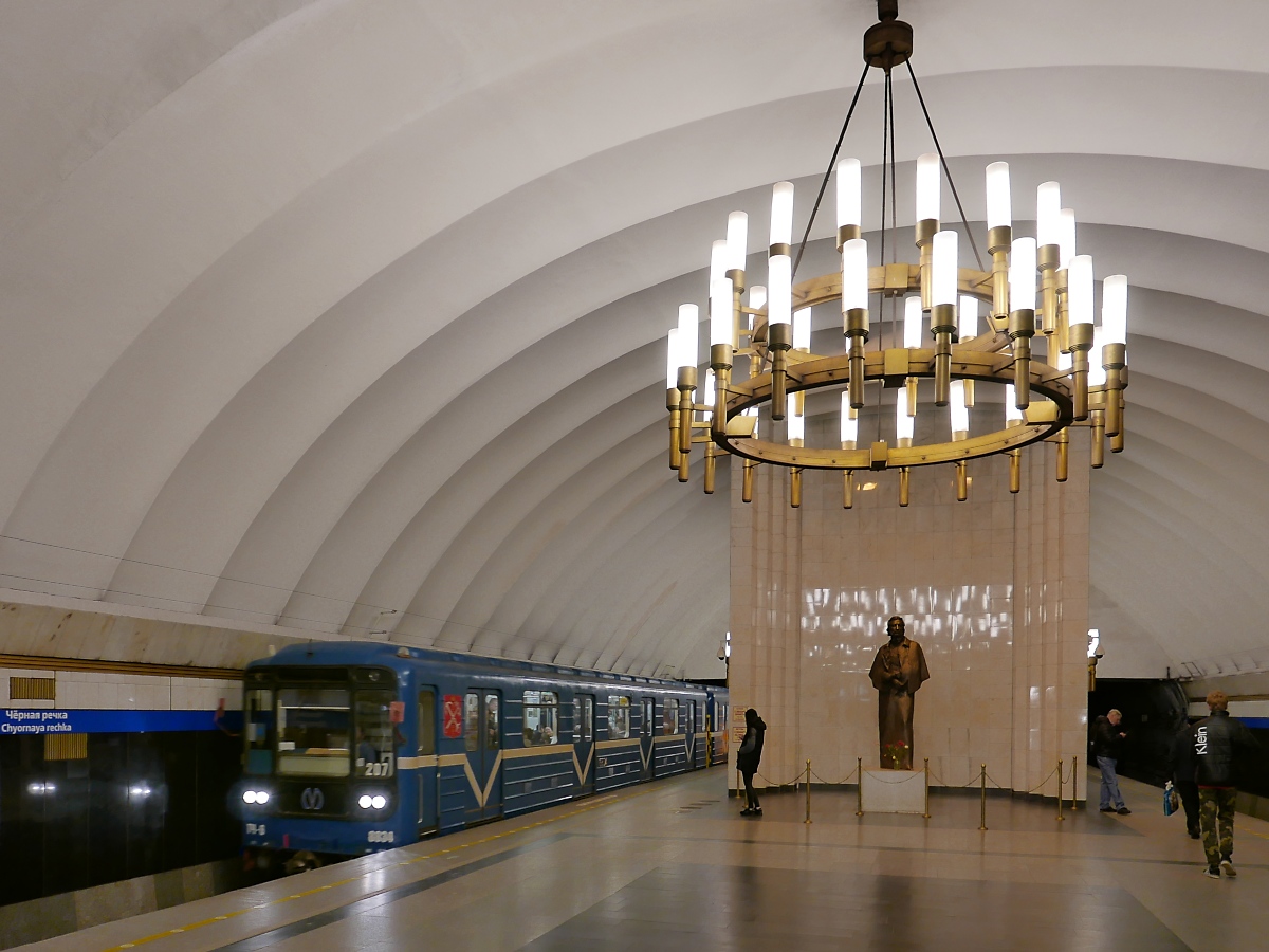 Pushkin-Statue in der Metro-Station Tschornaja Retschka der Linie 2 in St. Petersburg, 17.2.18