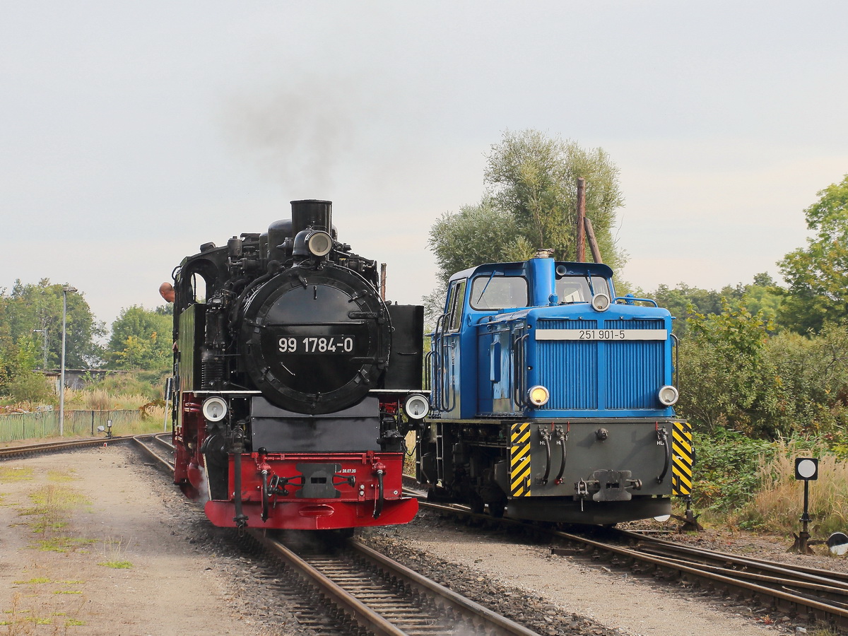 Putbus am 24. September 2020 steht RüBB 99 1784-0 und Press 251 901-5 zum Einsatz bereit.