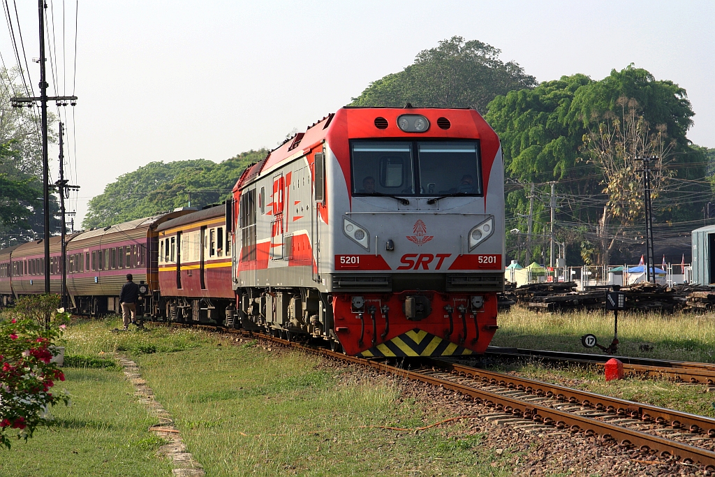 QSY 5201 (Co'Co', de, CRRC Qishuyan, Bj.2021) hat am 22.März 2023 mit dem SpExp 13 von Krung Thep Aphiwat das Ziel Chiang Mai erreicht.