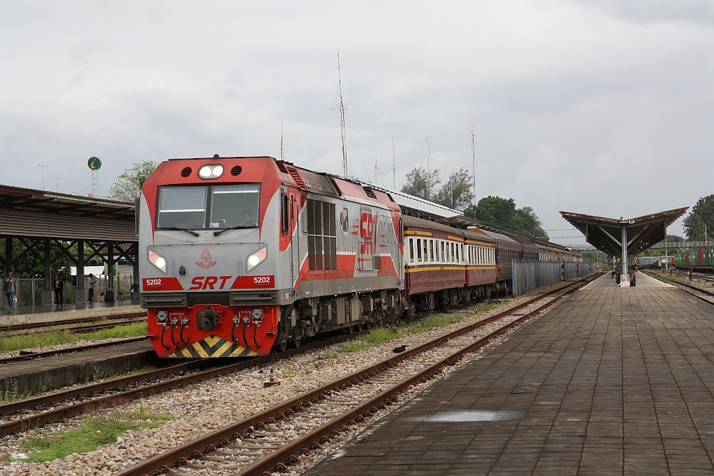 QSY 5202 (Co'Co', de, CRRC Qishuyan, Bj.2021)  fährt am 06.Jänner 2023 mit dem RAP 172 (Sungai Kolok - Bangkok) aus der Hat Yai Junction.