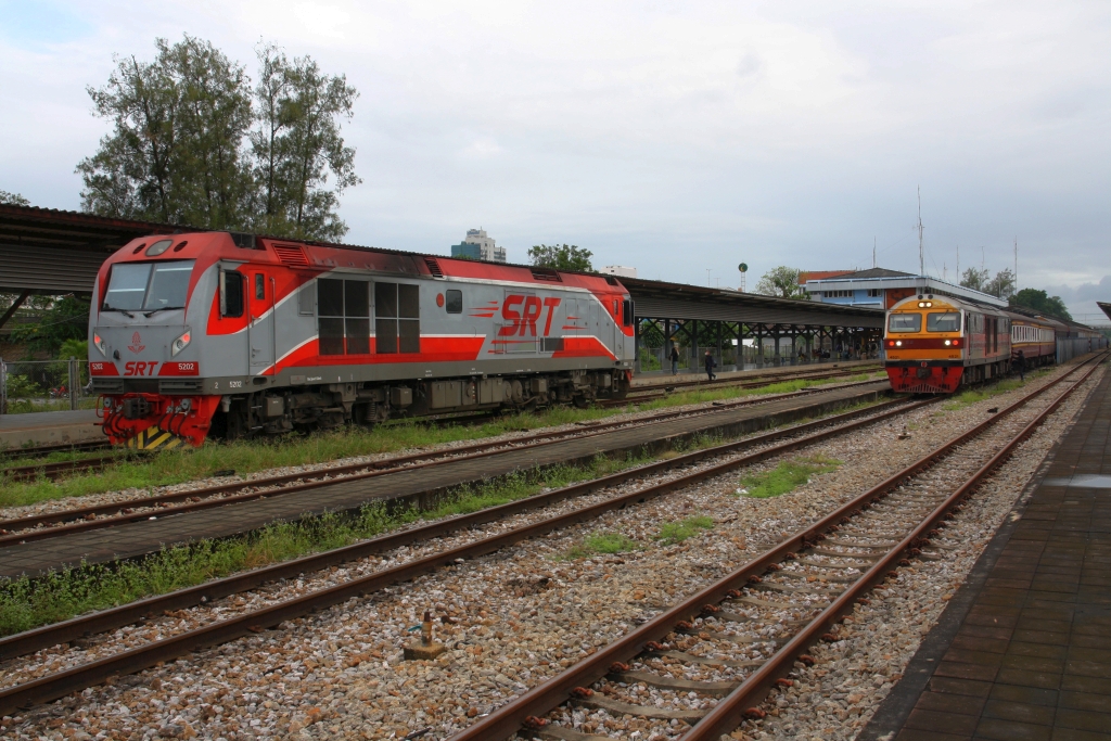 QSY 5202 (Co'Co', de, CRRC Qishuyan, Bj.2021) und HID 4521 (Co'Co', de, Hitachi, Bj.1993) mit dem RAP 172 (Sungai Kolok - Bangkok) am 06.Jänner 2023 in Hat Yai Junction.