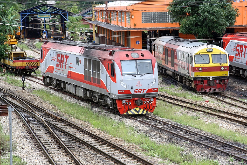 QSY 5204 (Co'Co', de, CRRC Qishuyan, Bj.2021) und HID 4506 (Co'Co', de, Hitachi, Bj.1993) warten am 06.Jänner 2023 im Depot Hat Yai auf den nächsten Einsatz.
