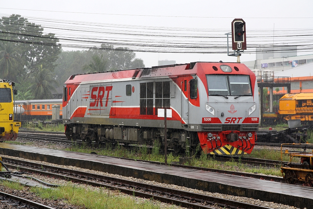 QSY 5205 (Co'Co', de, CRRC Qishuyan, Bj.2021) fährt am 07.Jänner 2023 bei strömenden Regen durch Hat Yai Junction.