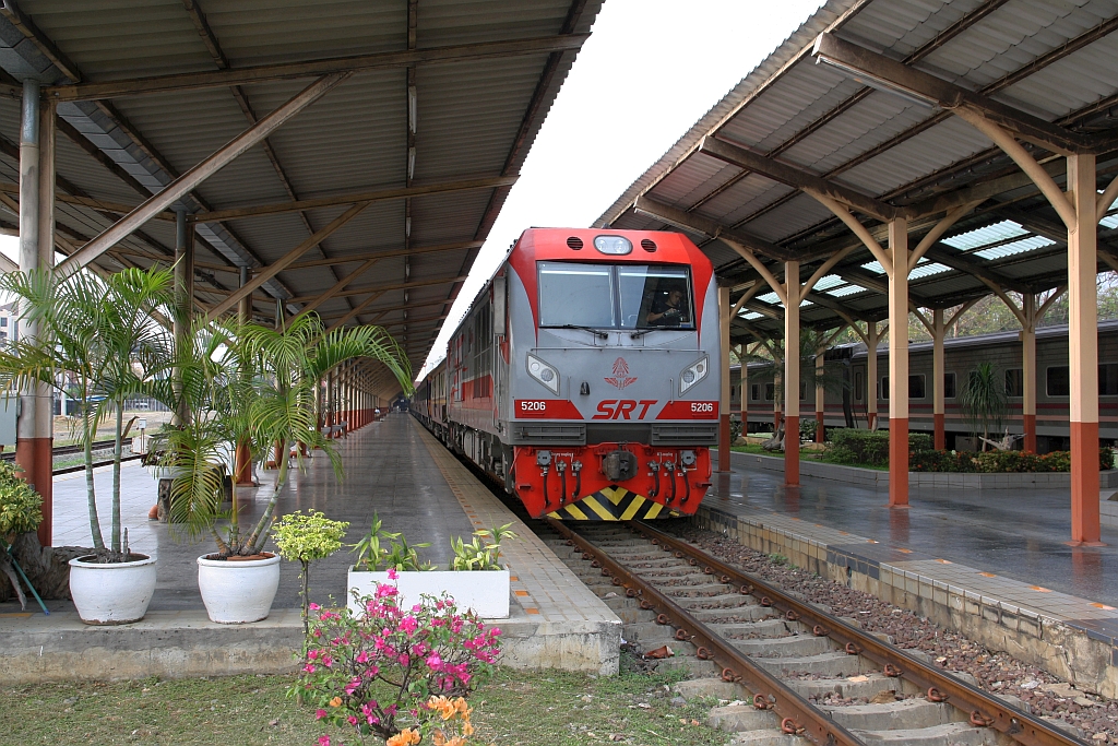 QSY 5206 (Co'Co', de, CRRC Qishuyan, Bj.2021) am 21.März 2023 vor dem SpExp 14 nach Krung Thep Aphiwat in der Chiang Mai Station.