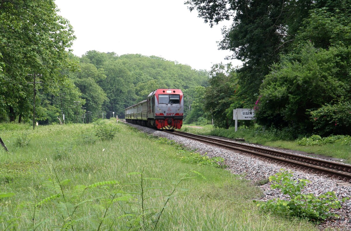 QSY 5212 (Co'Co', de, CRRC Qishuyan, Bj.2021) mit dem RAP 102 (Chiang Mai - Krung Thep Aphiwat) am 30.Mai 2025 bei der Mae Phuak Station.