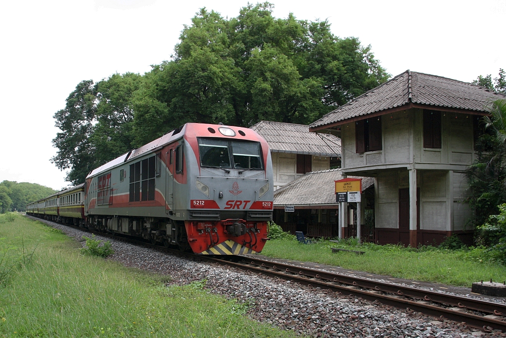 QSY 5212 (Co'Co', de, CRRC Qishuyan, Bj.2021) fährt am 30.Mai 2025 mit dem RAP 102 (Chiang Mai - Krung Thep Aphiwat) durch der Mae Phuak Station.