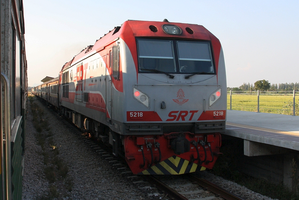 QSY 5218 (Co'Co', de, CRRC Qishuyan, Bj.2021) fährt am 09.Dezember 2023 mit dem RAP 171 (Krung Thep Aphiwat - Su-Ngai Kolok) durch die neue Nong Pla Lai Station.