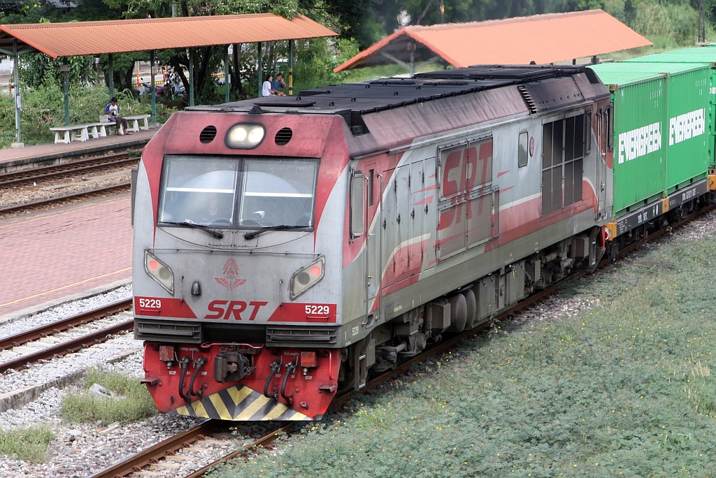 QSY 5229 (Co'Co', de, CRRC Qishuyan, Bj.2022) am 03.Juni 2026 vor dem Freight 843 (Inland Container Depot - Laem Chabang Port) in der Phra Chom Klao Station.
