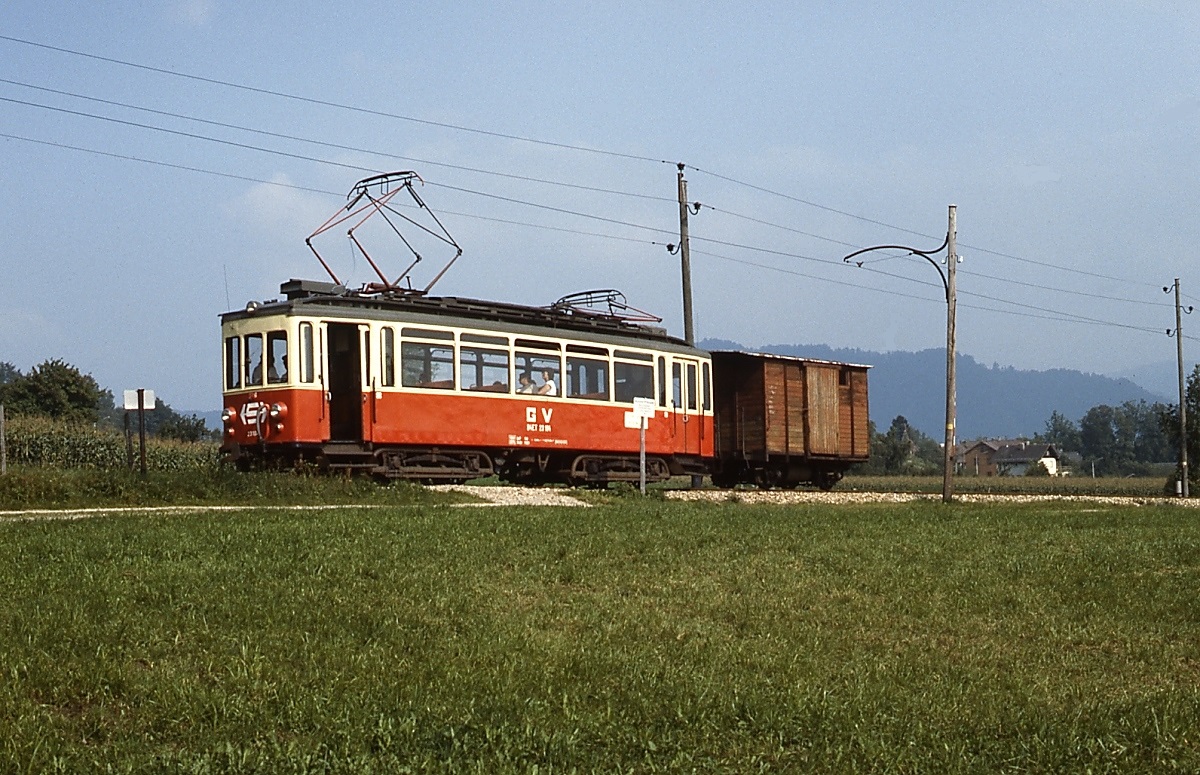 Quasi als PmG (Personenzug mit Güterbeförderung) war der ET 23.104 zwischen Attersee und Palmsdorf im August 1987 unterwegs,  GV  verweist darauf, dass er eigentlich zur Vorchdorfer Bahn gehörte