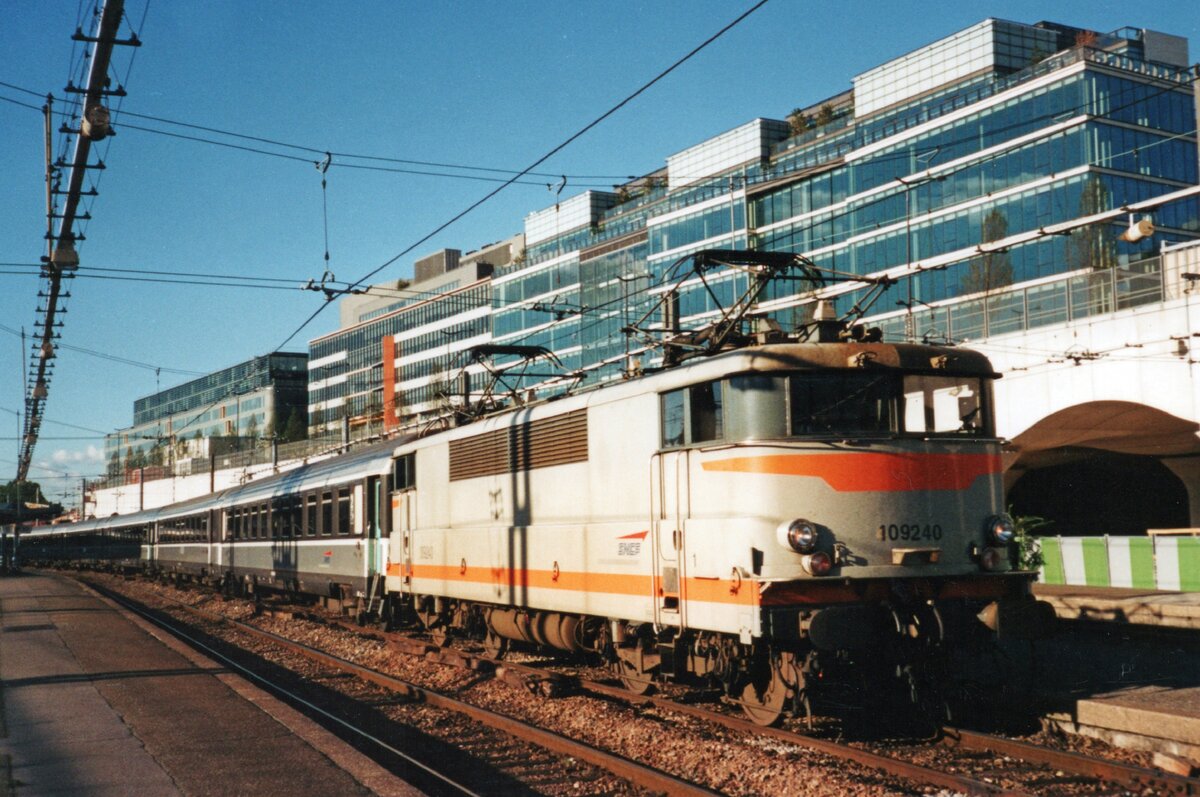 Quasi-Froschblick auf SNCF 9240 mit CoRail nach Orleans in Paris-Austerlitz am 20 September 2004.