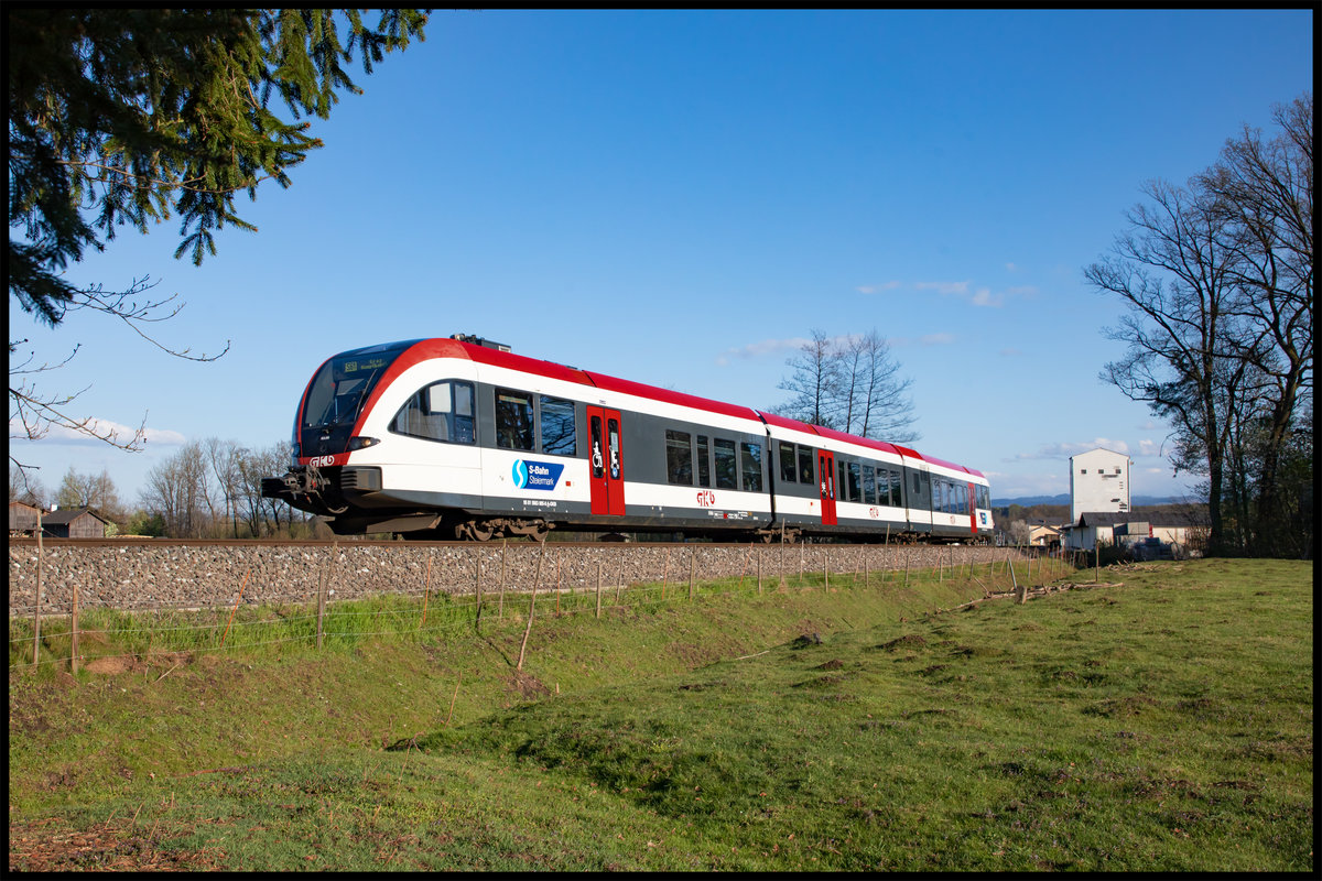 Quasi vor der Haustüre rollen täglich die Züge der Linien S6 / 61 vorbei . 
Derzeit beschränkt auf Samstag´s Fahrplan sind es doch einige. 
Bei Sonnenschein in der Nähe von Schwanberg. 
14.04.2020