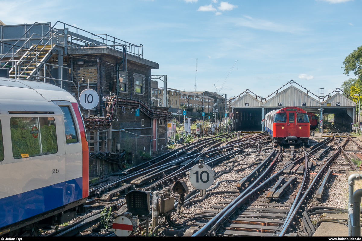Queen's Park - am 13. August 2017 wegen Bauarbeiten Endstation der Bakerloo Line. Während Triebzug 3535 gerade angekommen ist, kommt Triebzug 3258 gerade aus der Wendeanlage gefahren um seine Fahrt in nach Elephant & Castle zu starten.