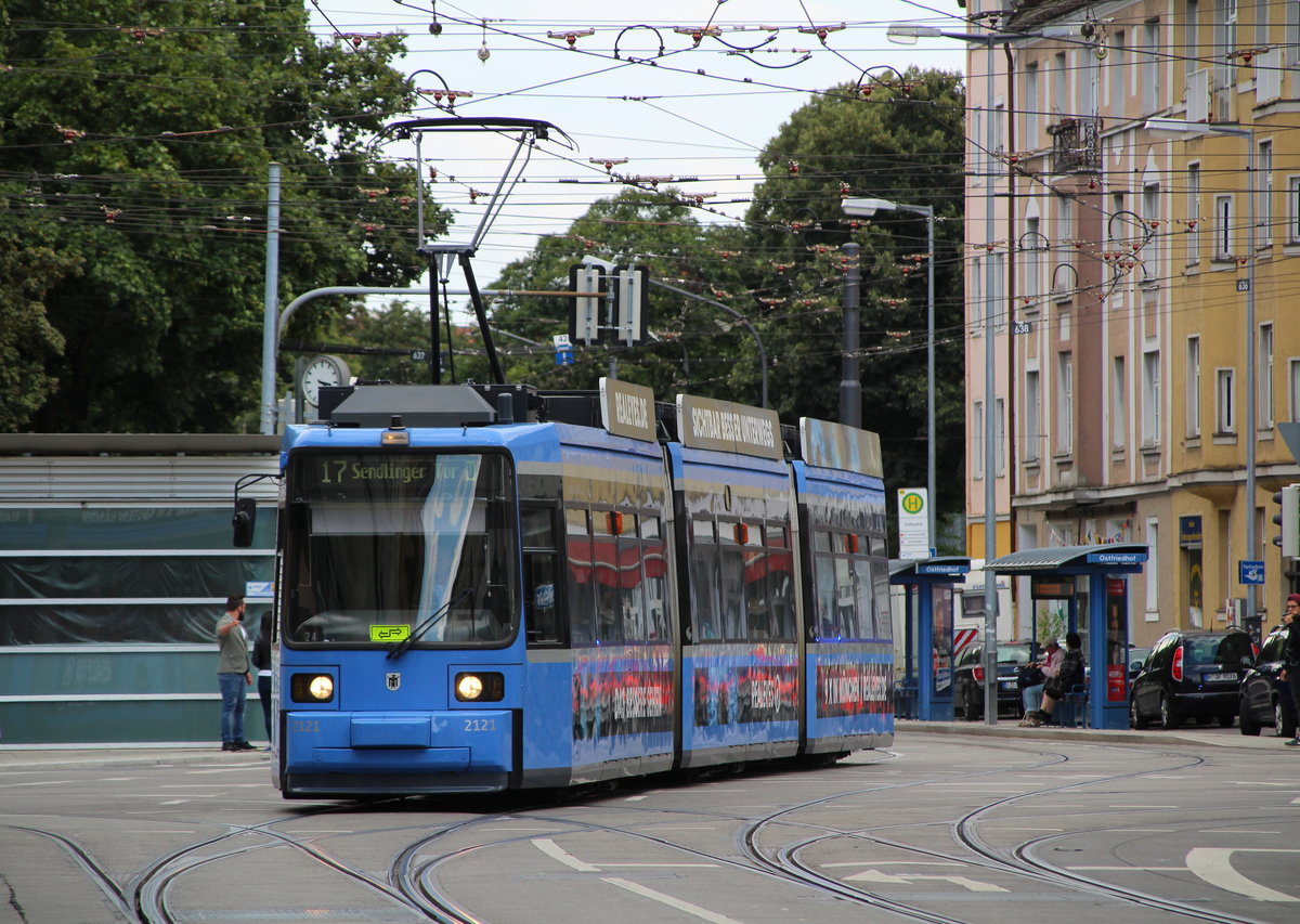 Quer über die Kreuzung geht es, alle anderen müssen warten. Baustellenbedingt ist die Linie 17 im inneren der Stadt unterbrochen. Hier erreicht eine Linie 17 (Schwanseestraße - Sendlingertor(- Amalienburgstraße)) die Haltestelle Ostfriedhof.
München Ostfriedhof, 11. August 2016