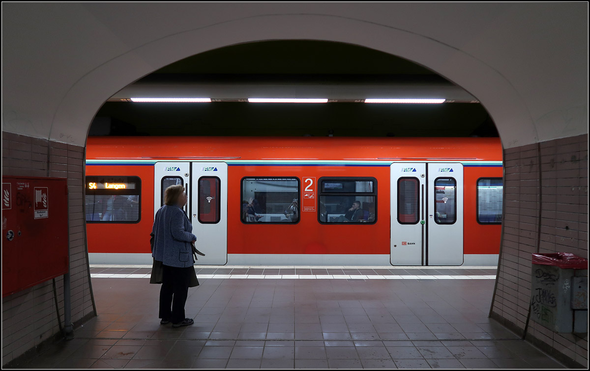 Querschlag - 

Die beiden Bahnsteigtunnelröhren der Station Ostendstraße in Frankfurt am Main sind durch mehrere Querschläge verbunden.

10.10.2018 (M)