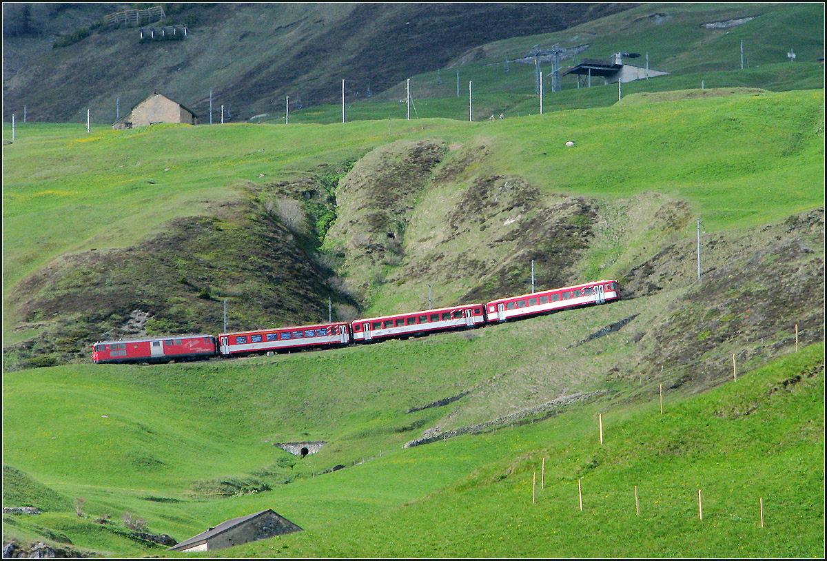 Querung eines kleinen Taleinschnittes -

... am Hang über Andermatt von weiter unten gesehen. Der Regionalzug schmiegt sich an den Berg. Auch hier sieht man darüber durch die Oberleitungsmasten den weiteren Streckenverlauf, wobei die zwei Abschnitte dicht zusammengerückt sind, im Vergleich zu vorangegangen Bild.

23.05.2008 (M)