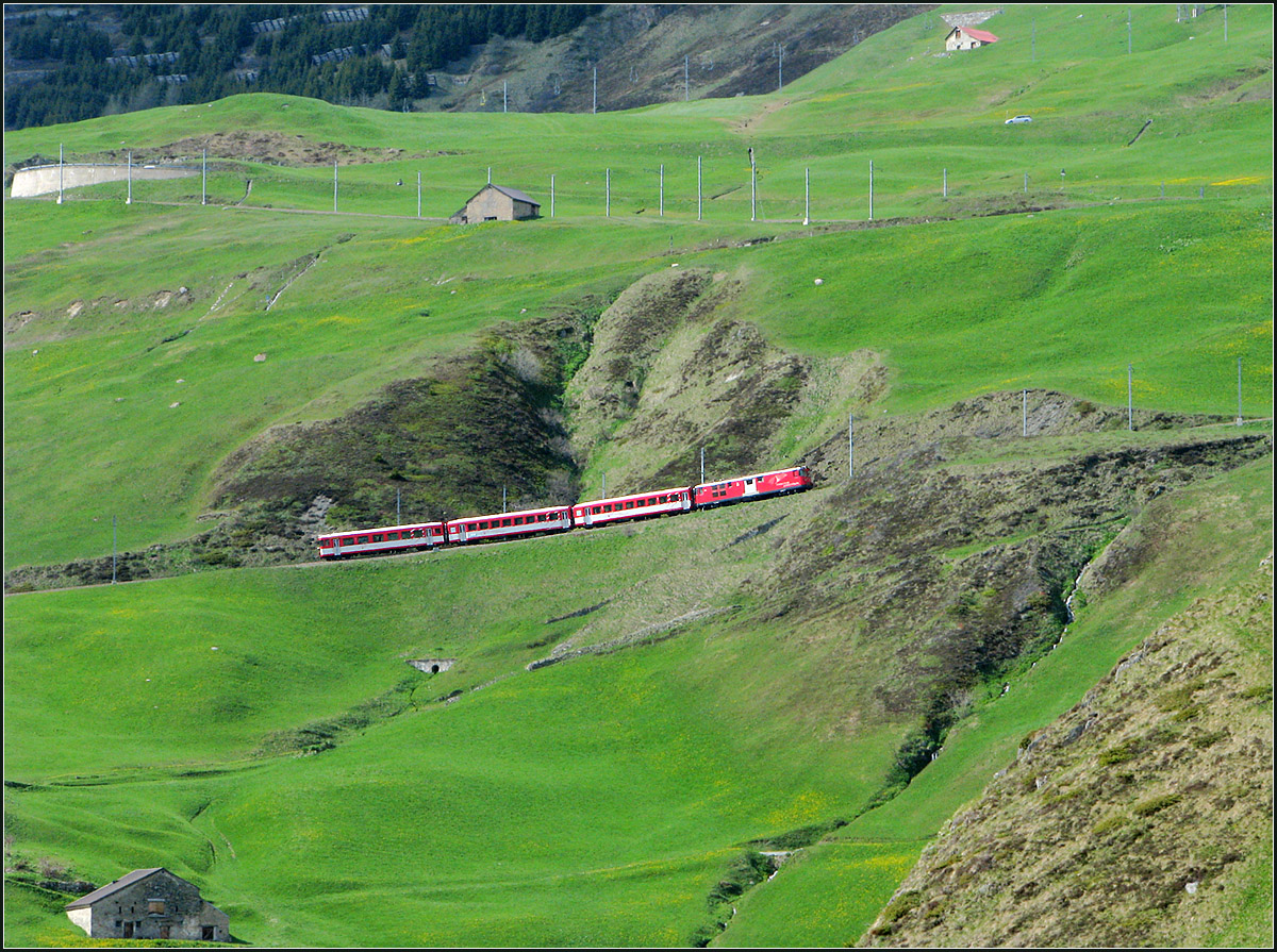 Querung eine kleinen Taleinschnittes - 

... am Hang oberhalb von Andermatt. Aus der ähnliche Position wie das Übersichtsbild, aber die Situation mit der kleine Klinge näher herangeholt. Die Strecke kommt darüber noch zweimal ins Bild, was anhand der Oberleitungsmasten nach zu vollziehen ist.

23.05.2008 (J)

