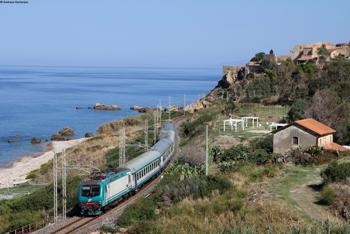R 12760 (Palermo Centrale-Messina Centrale) mit Schublok 464 108 bei Tusa 4.10.16