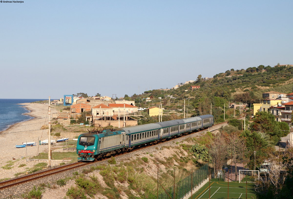 R 12762 (Palermo Centrale-Messina Centrale) mit Schublok 464 108 bei Torremuzza 6.10.16