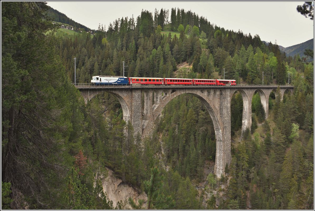 R 1832 mit Ge 4/4 III 649  Lavin  auf dem Wiesner Viadukt. (13.05.2018)