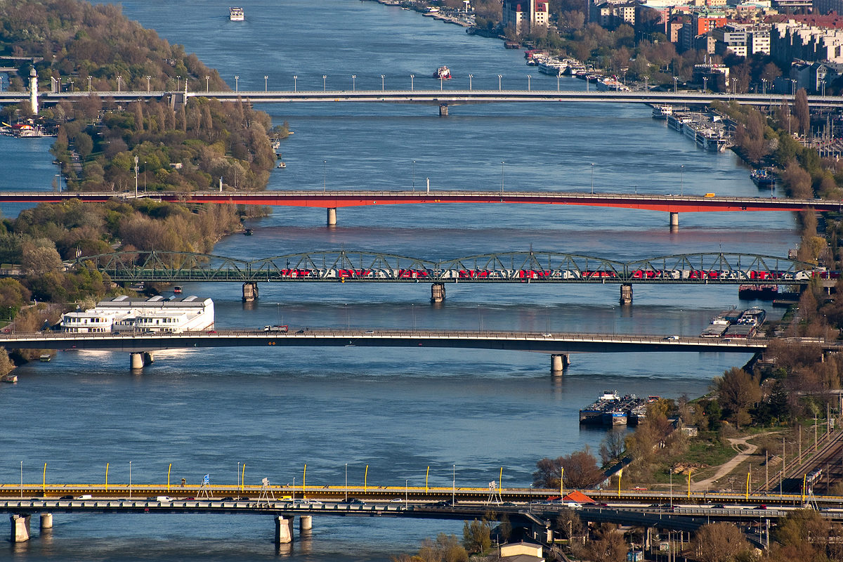 R 2255 und R 2414 überqueren die Donau in Wien. Die Aufnahme entstand am 15.04.2015 vom Leopoldsberg.
