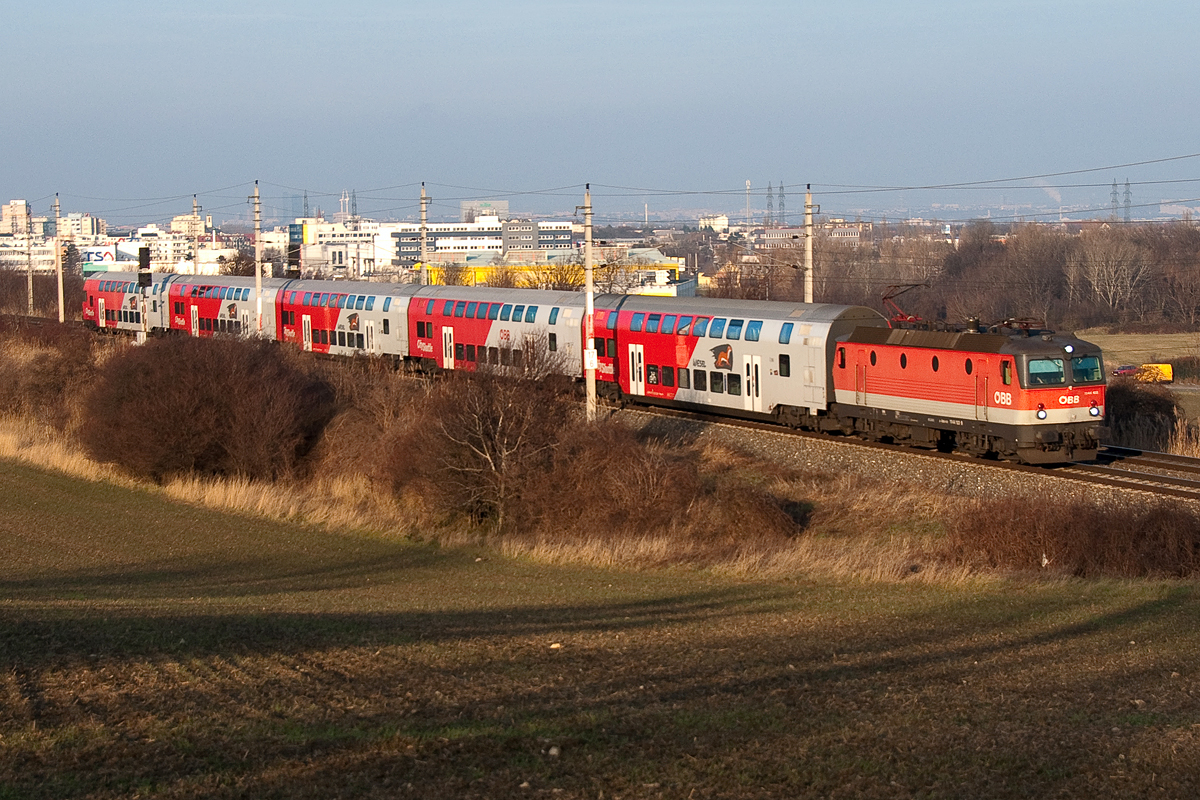 R 2339 ist nach Wr. Neustadt Hbf. unterwegs. Die Aufnahme entstand am 01.01.2014 bei Guntramsdorf-Thallern.