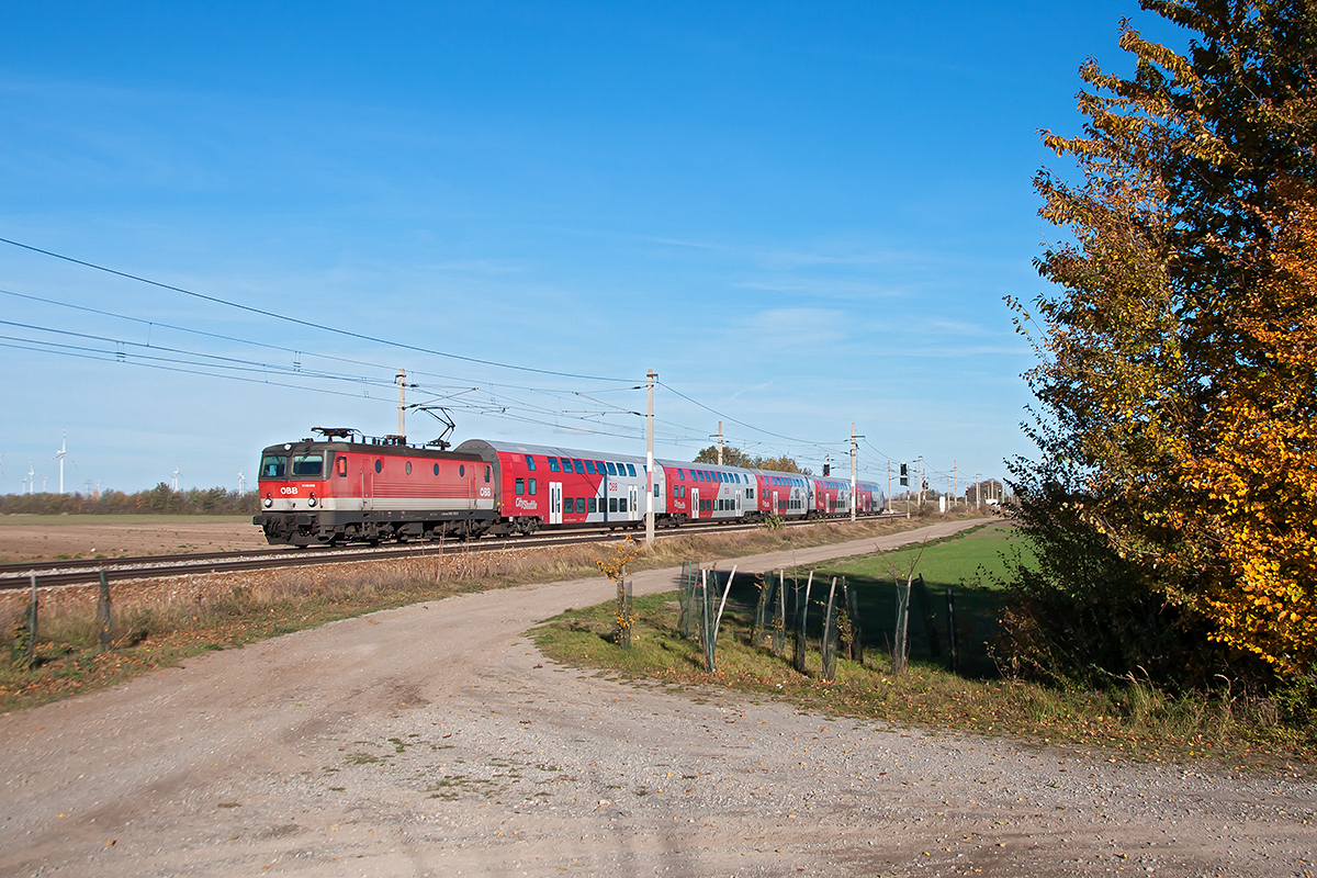 R 2347 nach Wiener Neustadt, konnte am 31.10.2018 kurz vor Wien Süßenbrunn fotografisch festgehalten werden.
