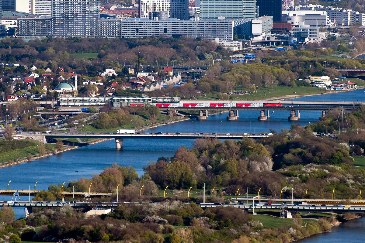 R 2352 ist über die neue Donau in Richtung Breclav unterwegs. Die Aufnahme entstand am 15.04.2015 vom Leopoldsberg.