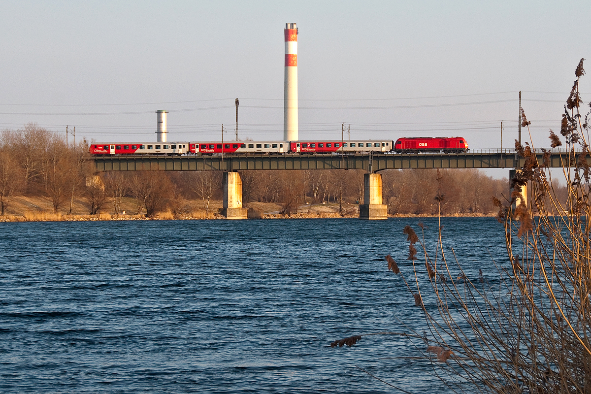 R 2583 überquert die neue Donau in Wien. Die Aufnahme entstand am 27.02.2015.