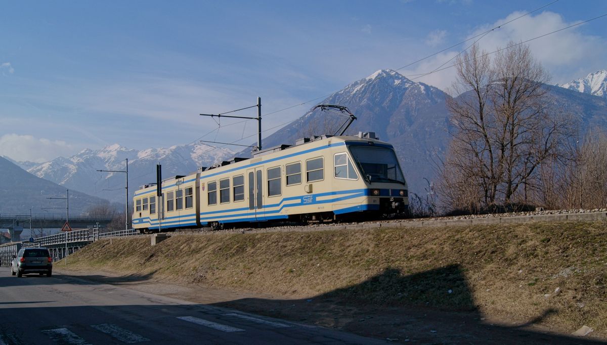 R 267 in Form von ABe 4/6 Nr. 61 der SSIF auf dem Weg nach Santa Maria Maggiore hat gerade den Startbahnhof in Domodossola verlassen.