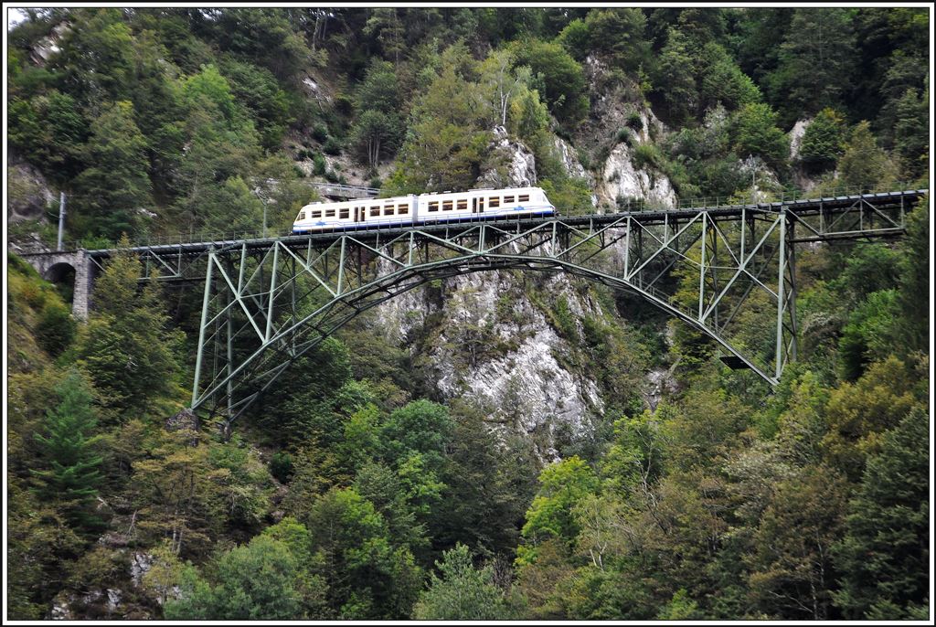R 320 mit dem ABe 4/6 53 auf dem Ruinacci Viadukt kurz vor Camedo, dem Endpunkt auf Schweizer Seite. (03.09.2014)