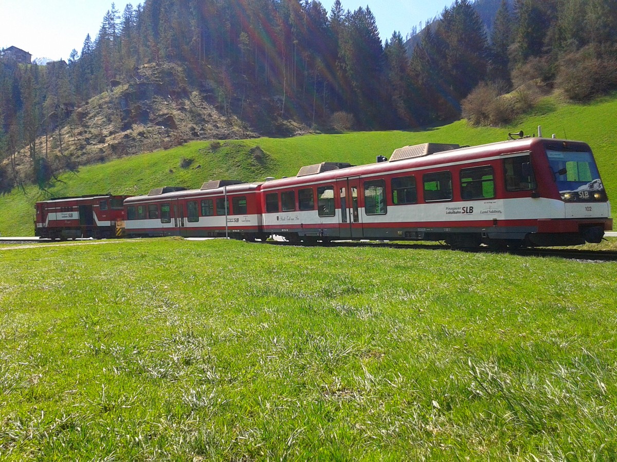 R 3319 geschoben von der Vs 82 (BR 2096), aufgenommen am 19.4.2015 gleich nach der Abfahrt im Bahnhof Krimml.