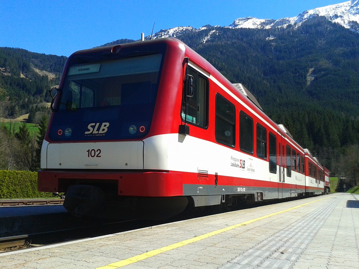 R 3321 nach Zell am See, am 19.4.2015 im Bahnhof Krimml.