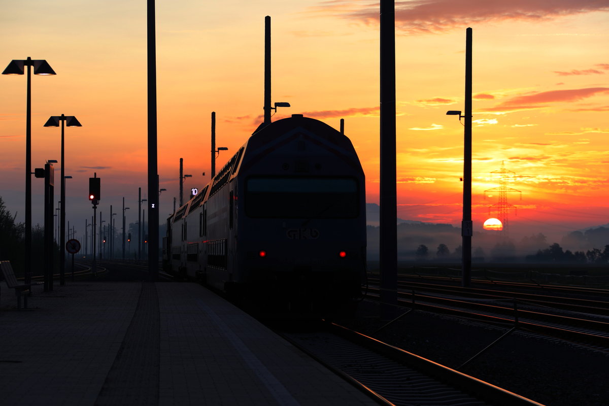 R 4354 wird durch die Enorme Fahrgastfrequenz als Doppel-Stock-Zug geführt.
Pünktlich verlässt er den Bahnhof Wettmanstätten um die zahlreichen Pendler in die Landeshauptstadt nach Graz zu bringen. 
Bei diesem Wetter sollte sogar der weg zur Arbeit Spaß machen.
25.08.2017
