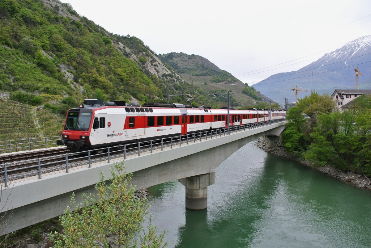 R 4424 bei Ausfahrt in Leuk. Der Zug bestand aus 2 Dominos, vorne RBDe 560 404-6, hinten, RBDe 560 406-1, 18.04.2014.