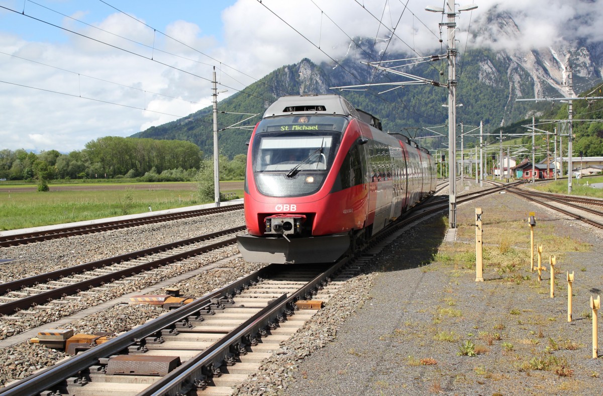 R 4475 bei der Einfahrt in den Bahnhof Stainach Irdning aus Richtung Schladming kommend, im Hintergrund ist der etwas wolkenverhangene imposante Grimming zu sehen, Mai 2013 ( Das Gleis das in der Mitte nach rechts abbiegt ist der Beginn der Salzkammergutbahn)